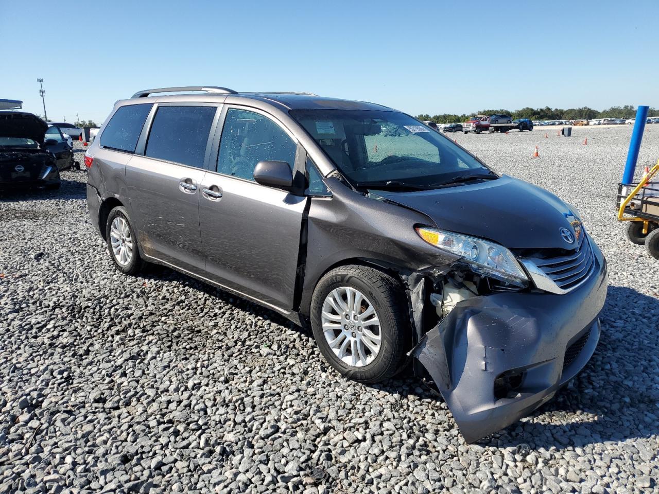 2015 Toyota Sienna Xle - Image 4