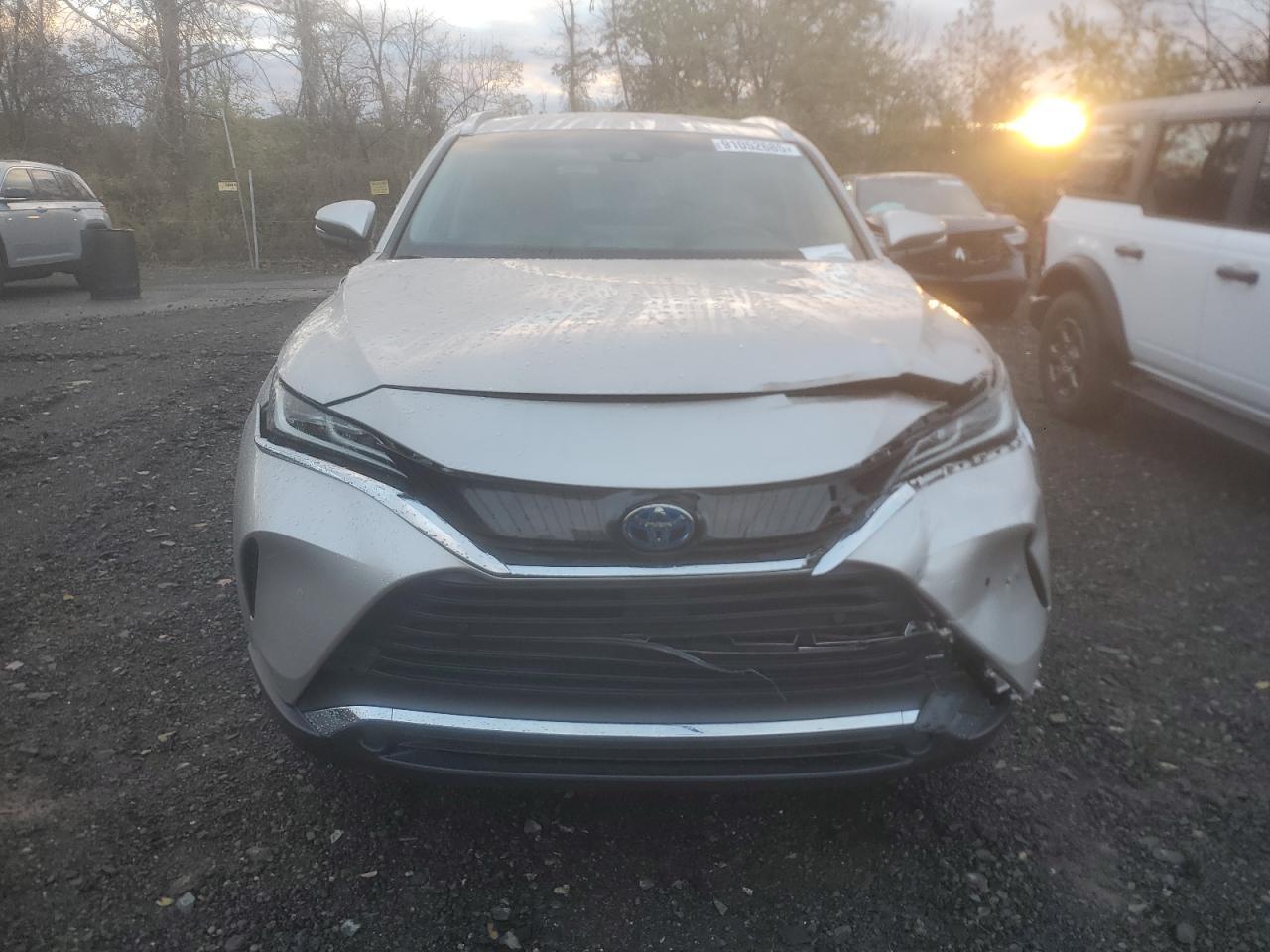 2021 Toyota Venza Le - Image 5