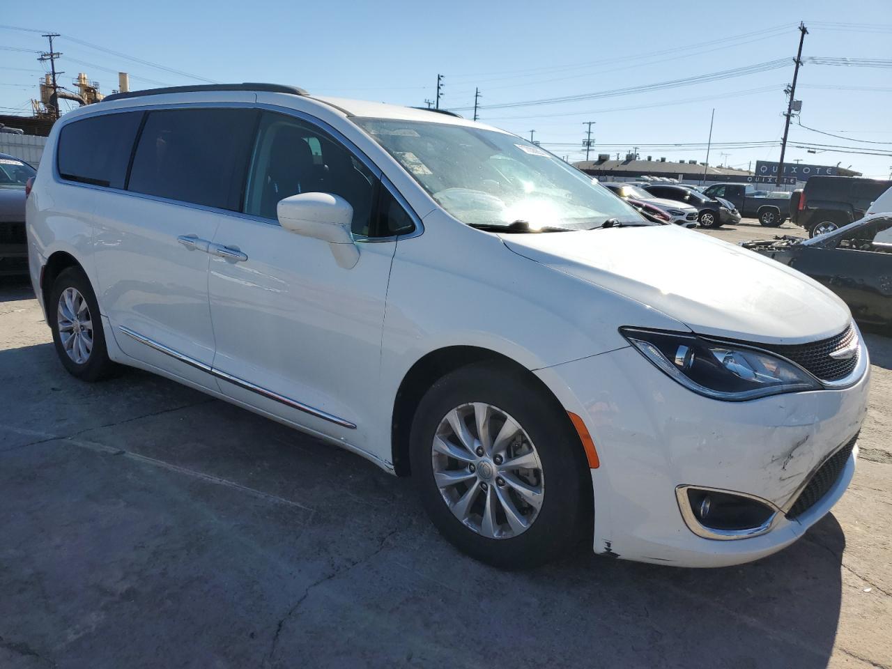 2017 Chrysler Pacifica Touring L - Фото 4