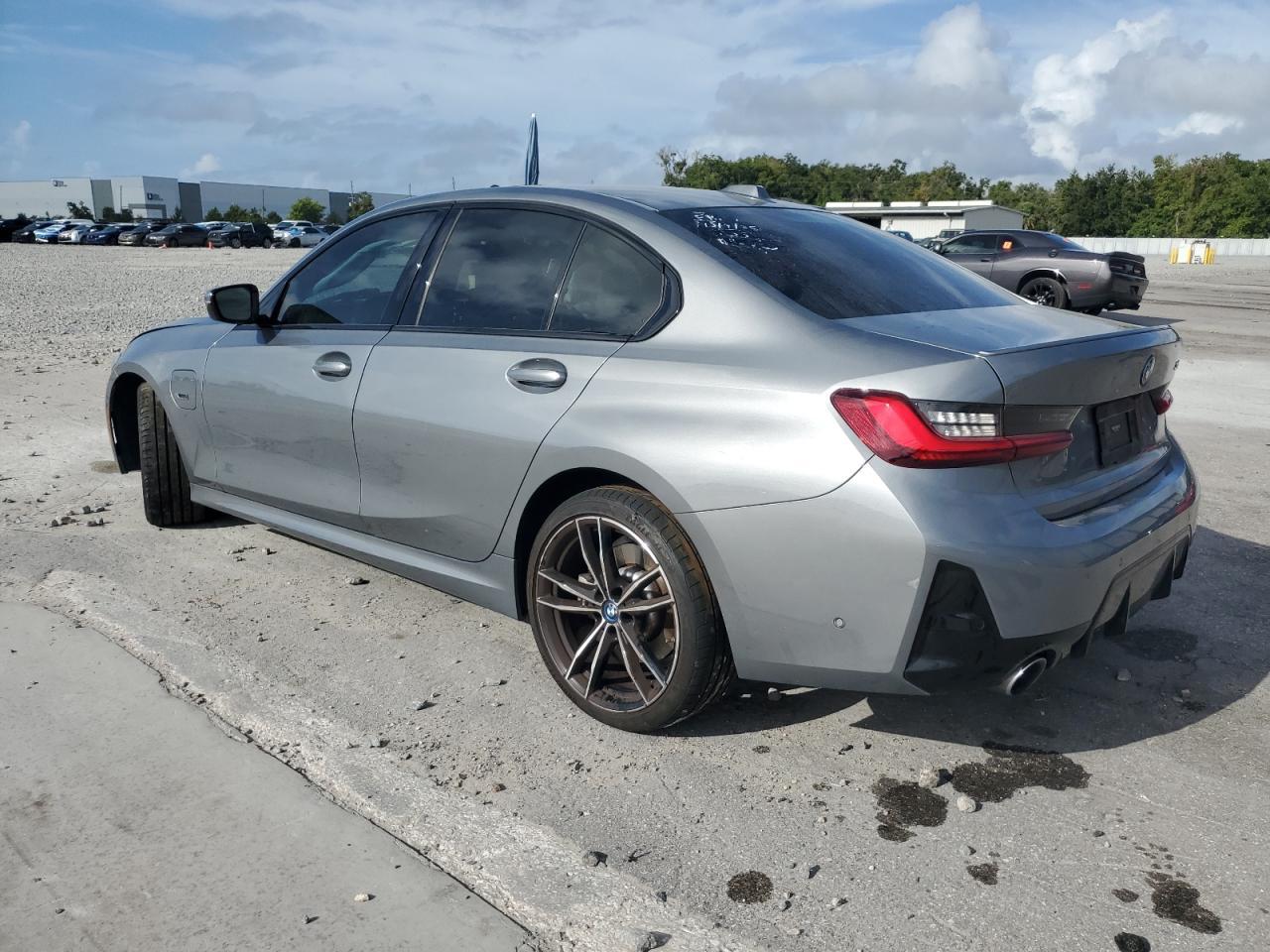 2023 BMW 330E - Фото 2