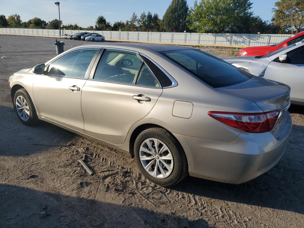 2015 Toyota Camry Le - Фото 2