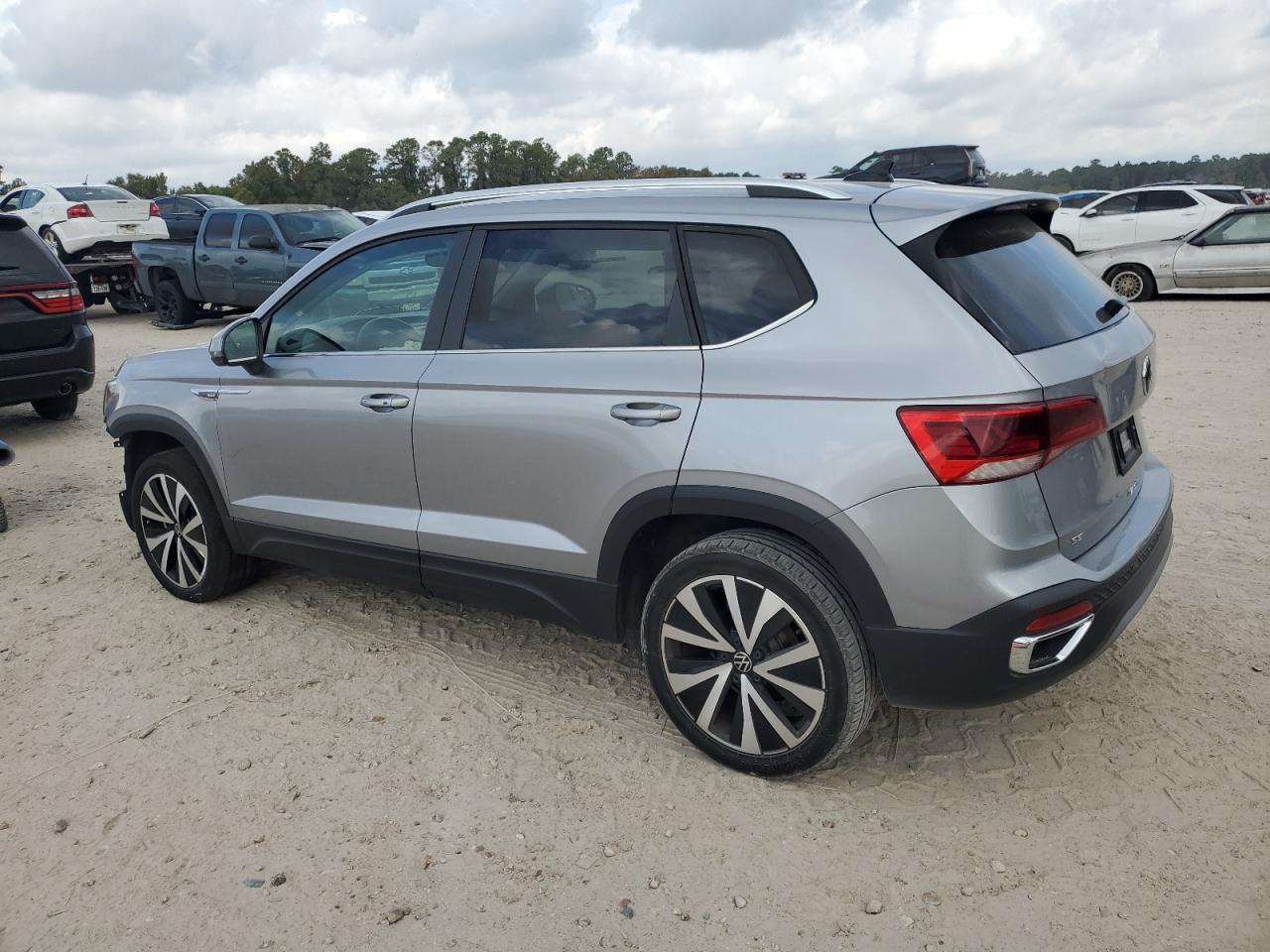 2024 Volkswagen Taos Se - Image 2