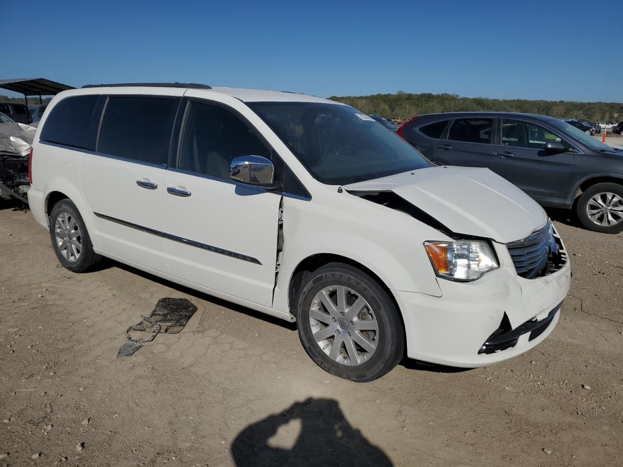 2012 Chrysler Town & Country Touring L - Фото 4