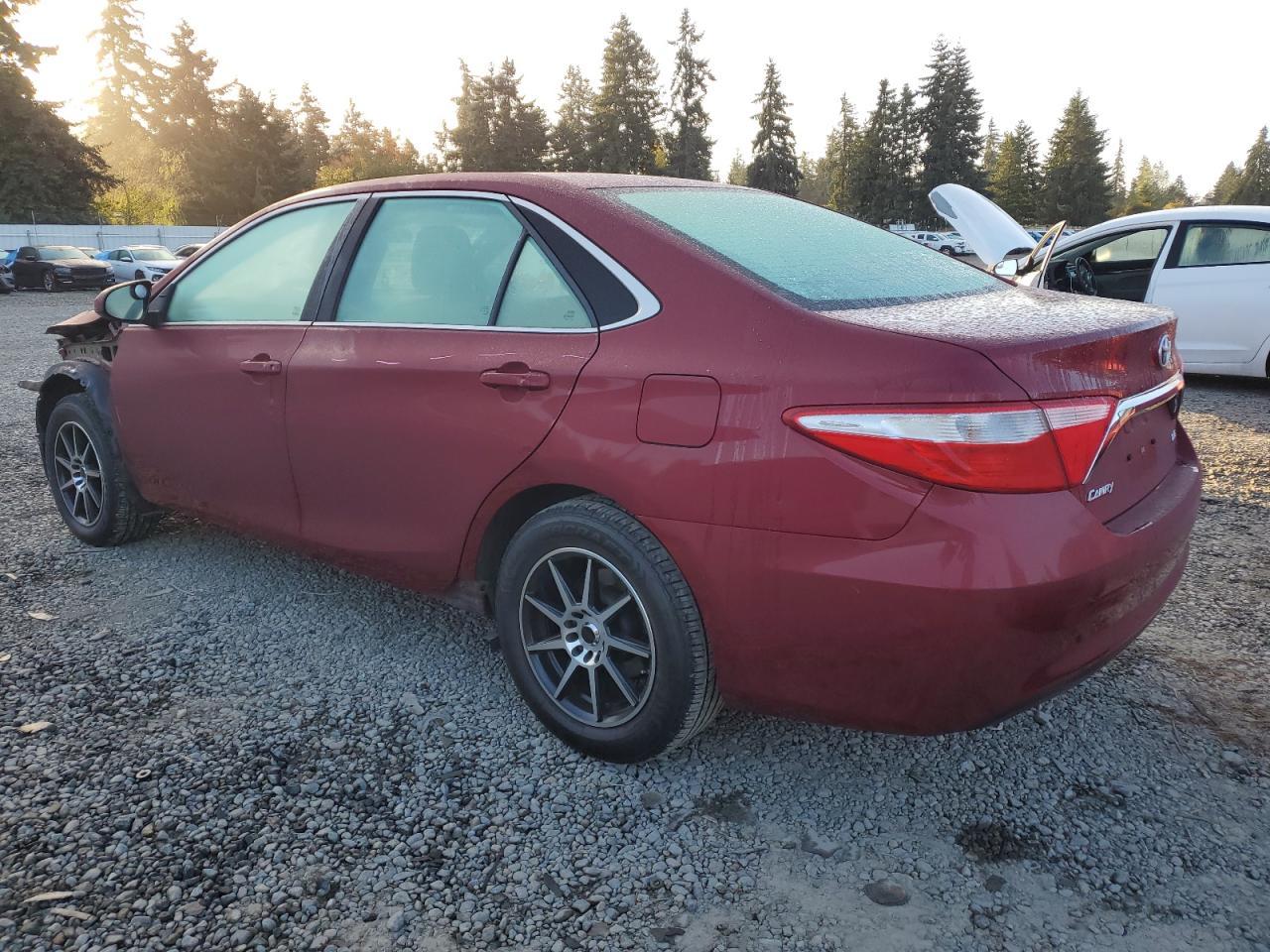 2016 Toyota Camry Le - Фото 2
