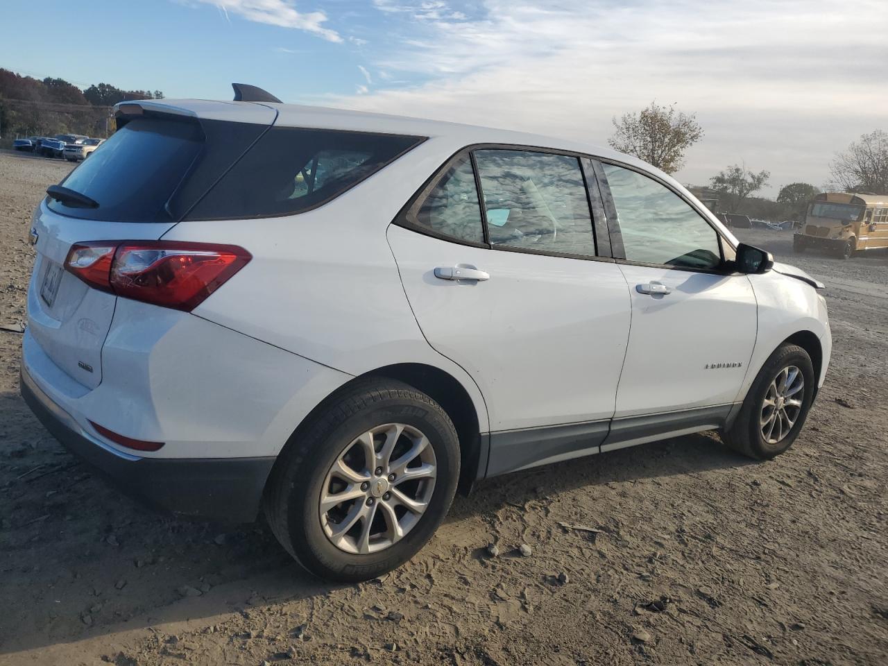 2018 Chevrolet Equinox Ls - Фото 3