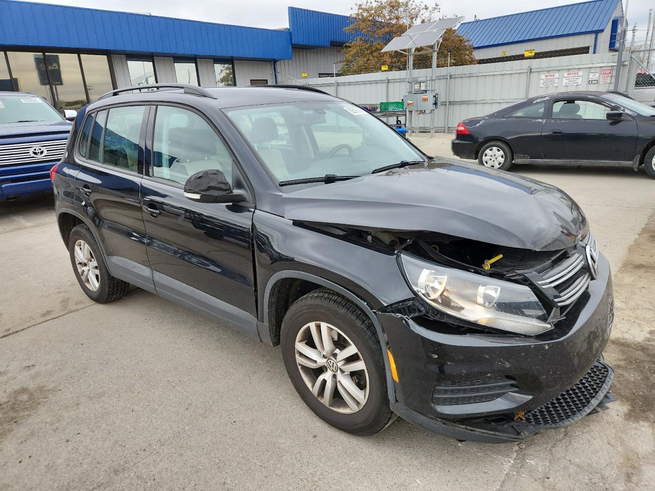 2017 Volkswagen Tiguan S - Фото 4