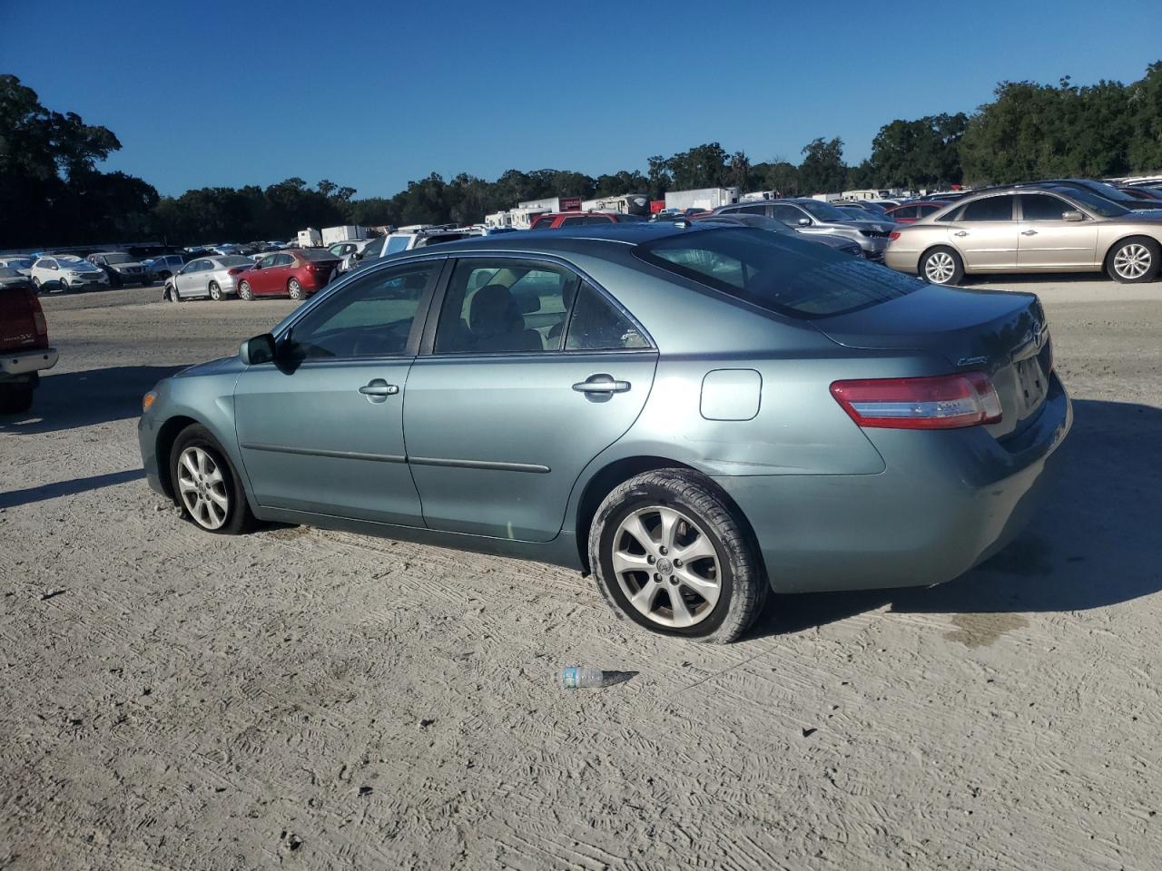 2011 Toyota Camry Base - Фото 2