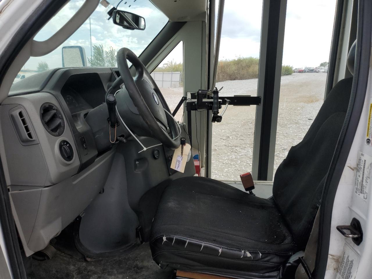 2016 Ford Econoline E450 Super Duty Cutaway Van - Фото 7