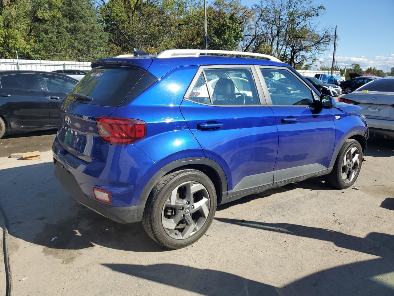 2022 Hyundai Venue Sel - Image 3