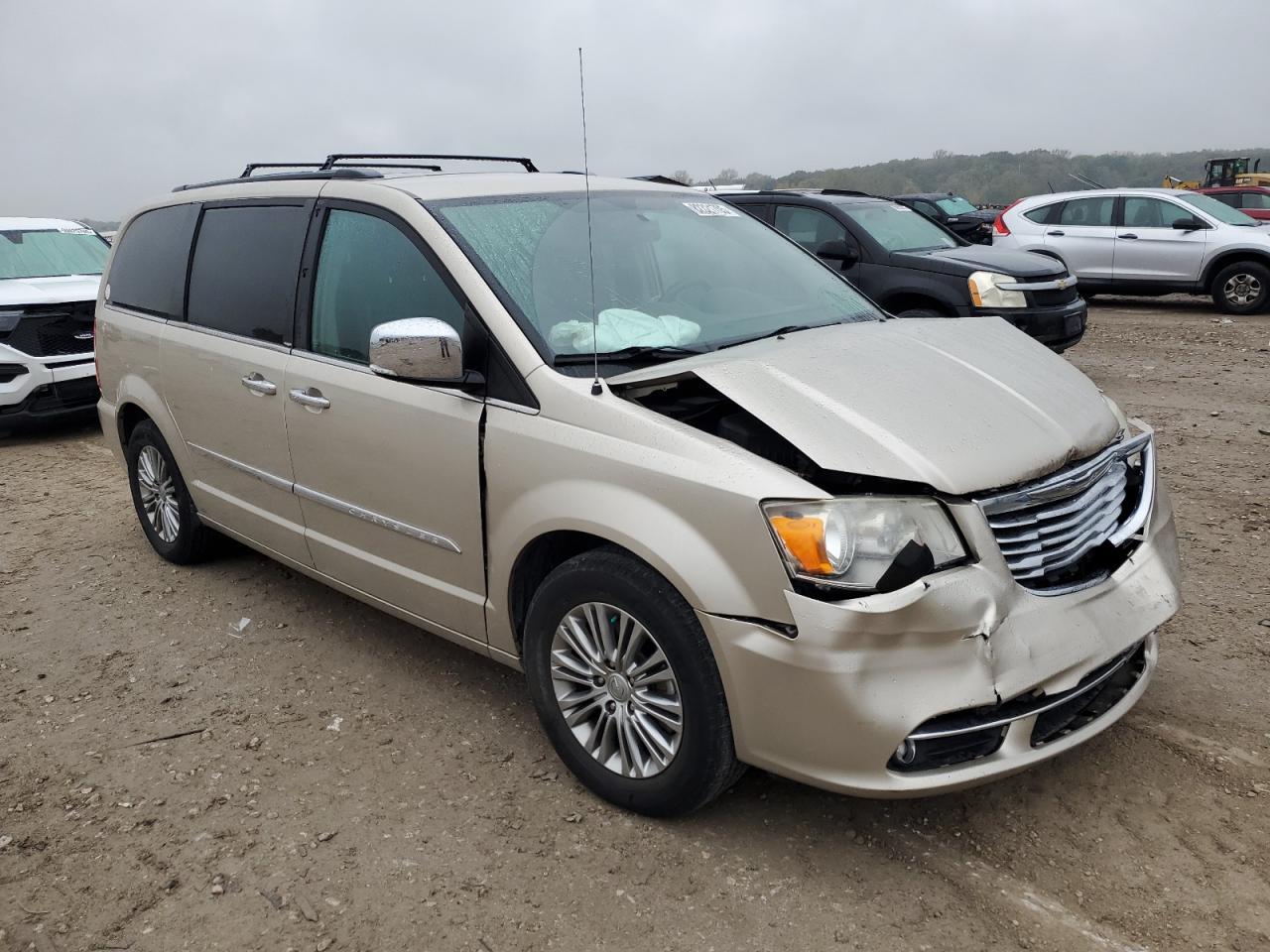 2013 Chrysler Town & Country Touring L - Фото 4