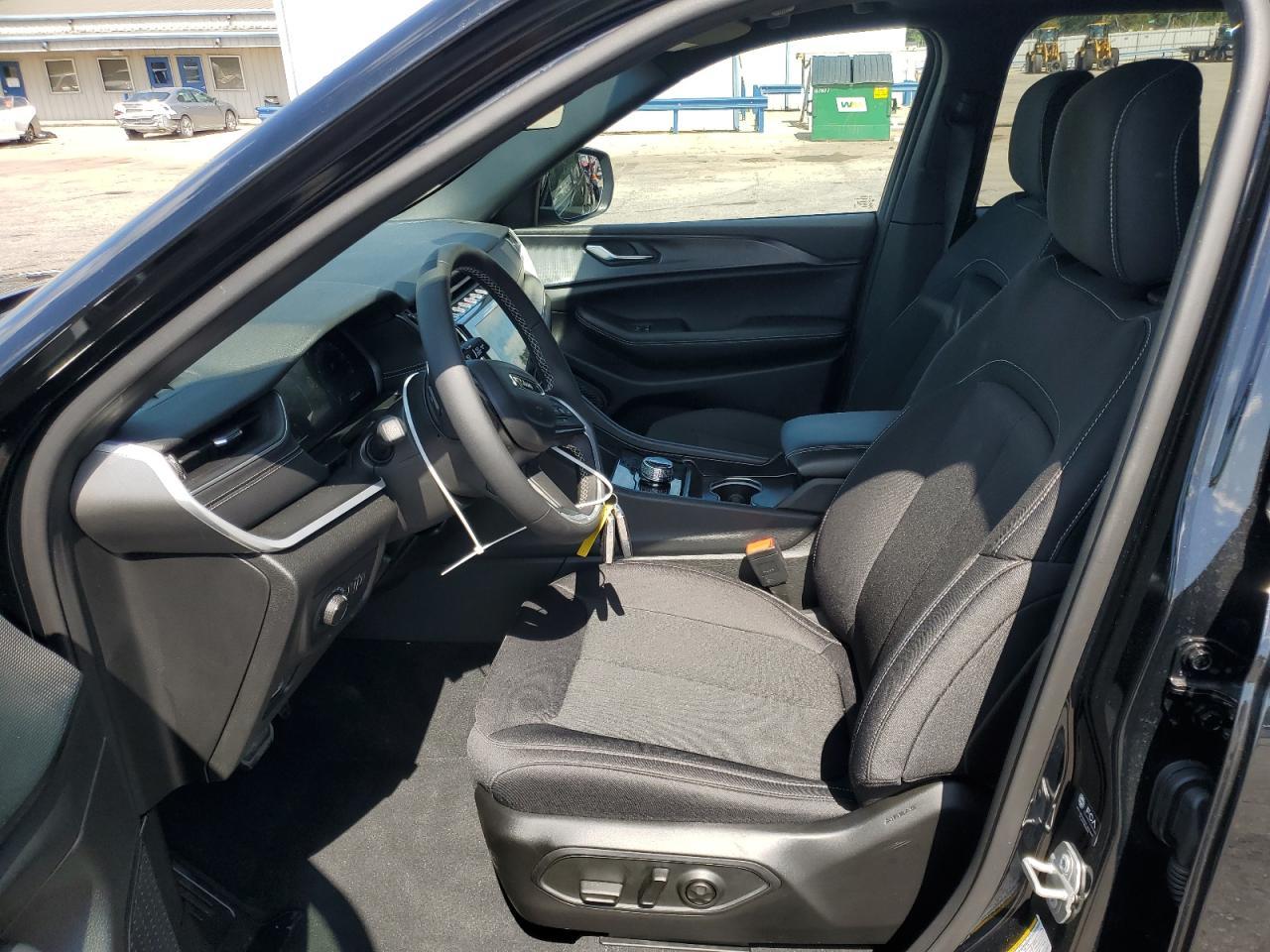 2025 Jeep Grand Cherokee Laredo - Image 7