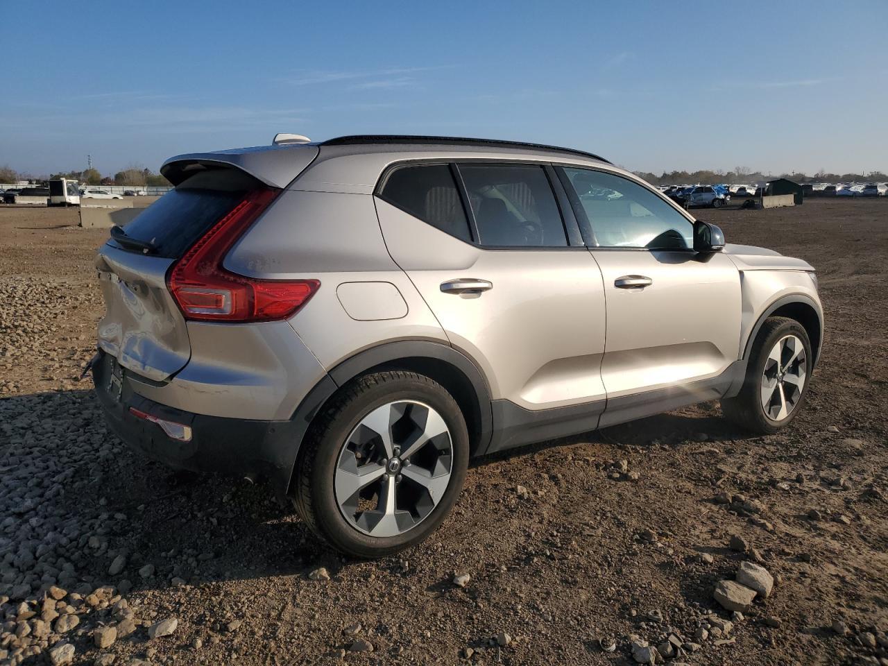 2024 Volvo Xc40 Plus - Image 3