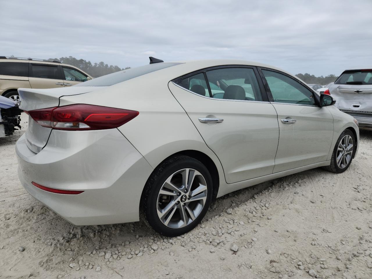2017 Hyundai Elantra - Фото 3