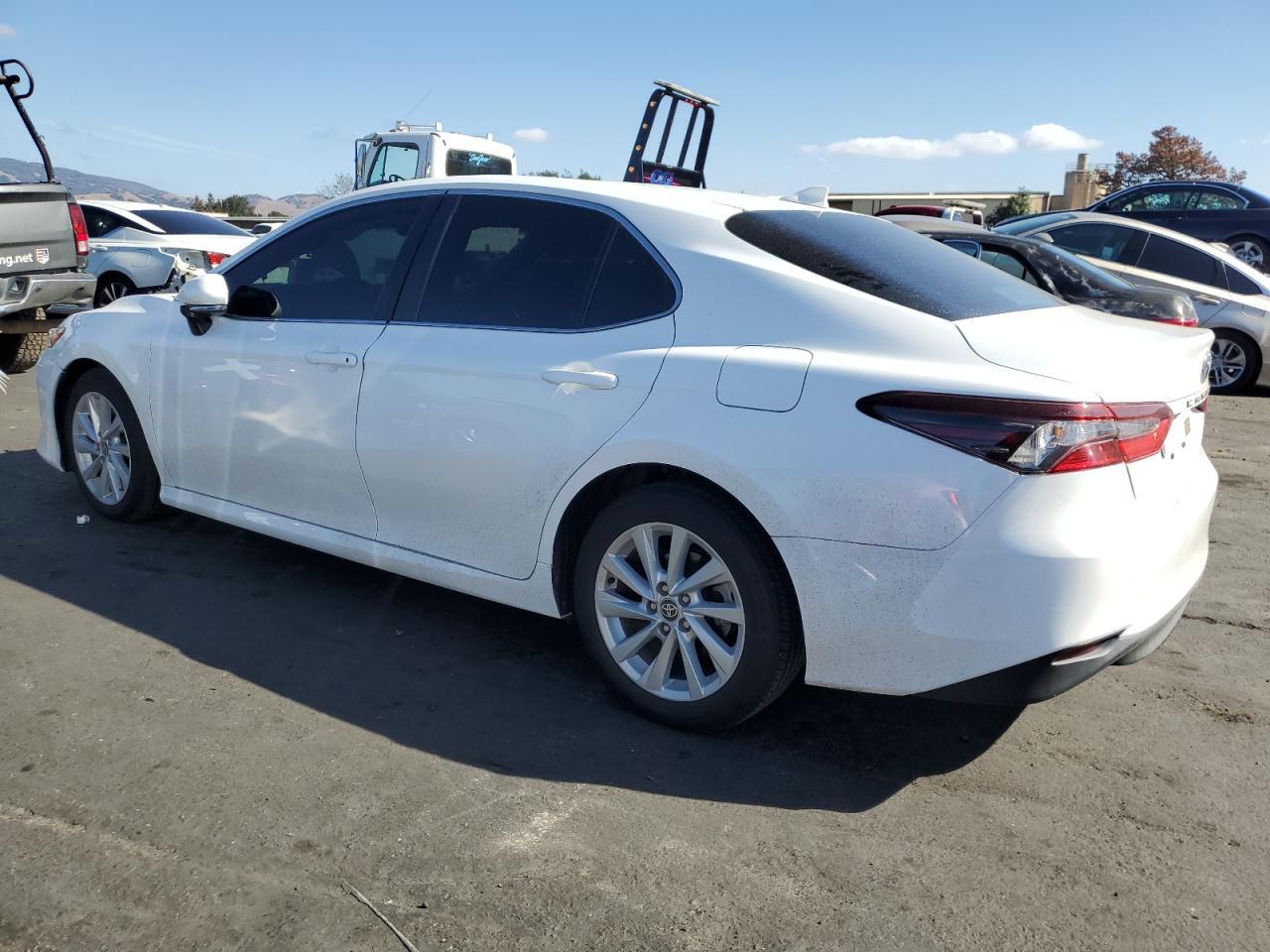 2023 Toyota Camry Le - Фото 2