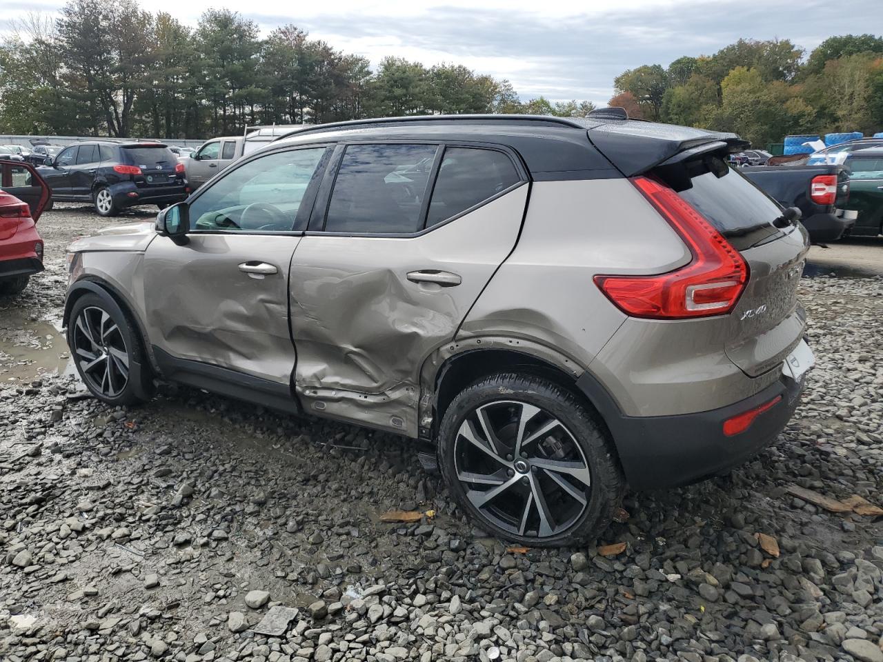 2022 Volvo Xc40 T5 R-Design - Image 2