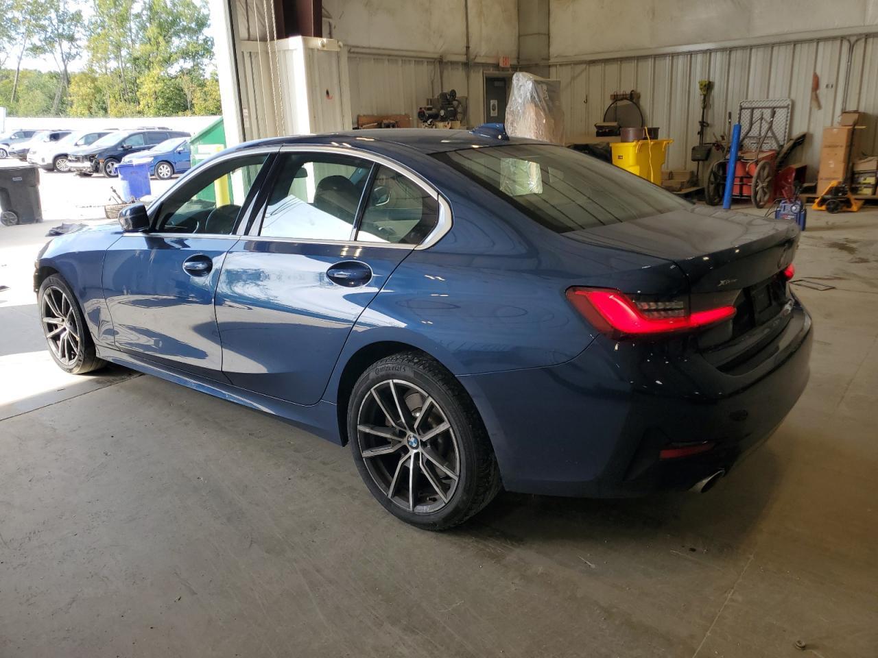 2021 BMW 330Xi - Фото 2