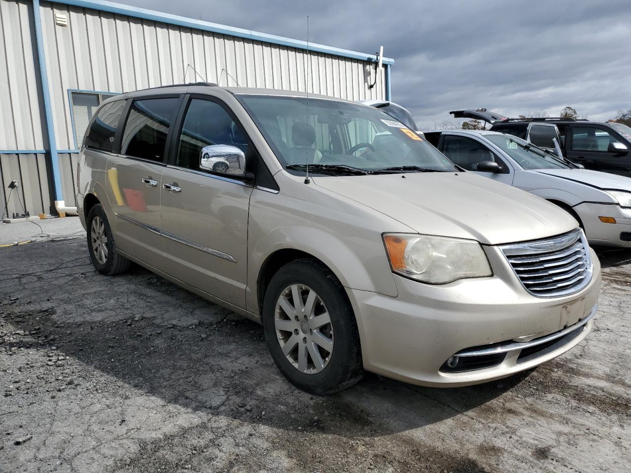 2012 Chrysler Town & Country Touring L - Фото 4