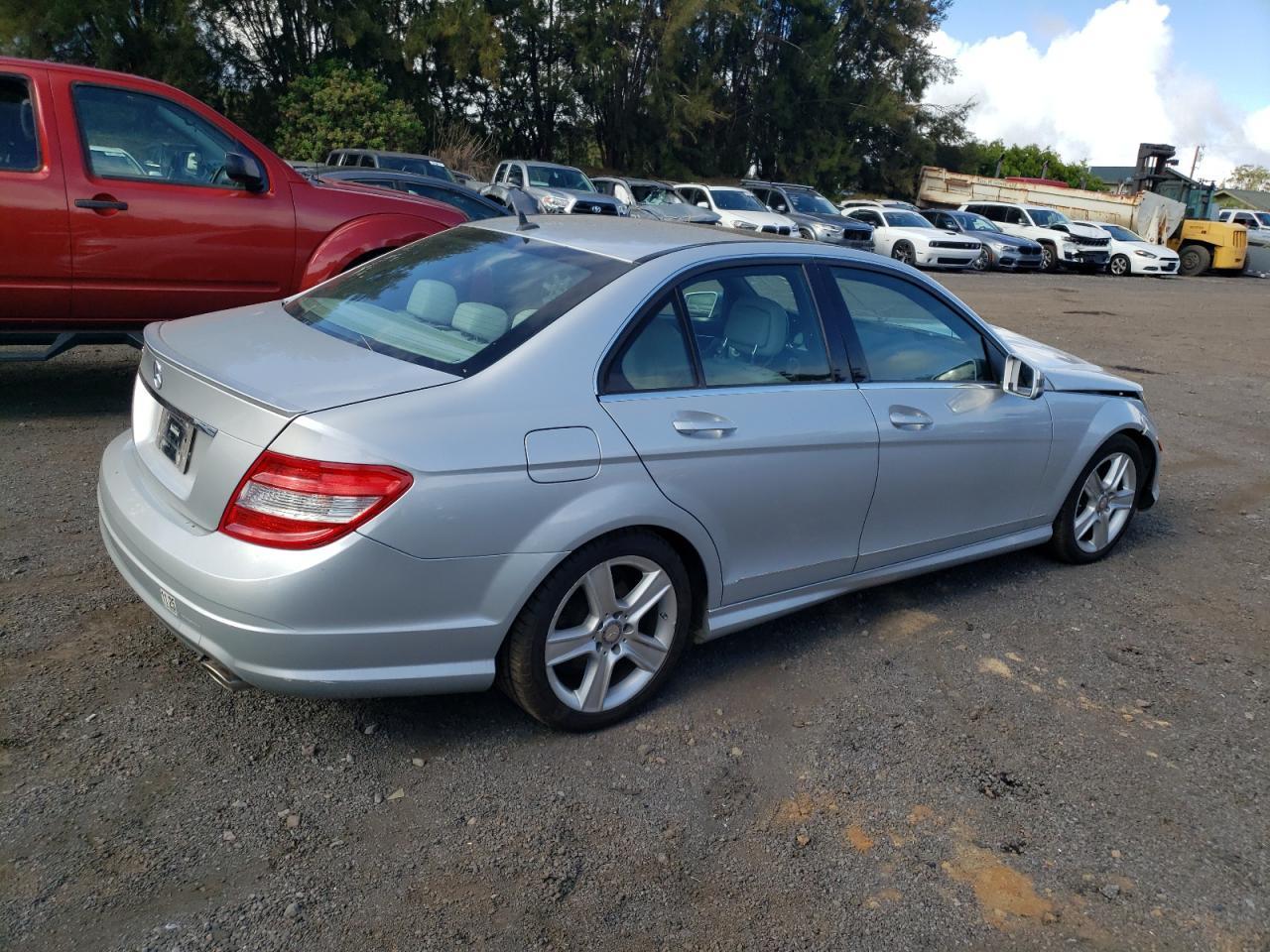 2010 Mercedes-Benz C 300 - Фото 3