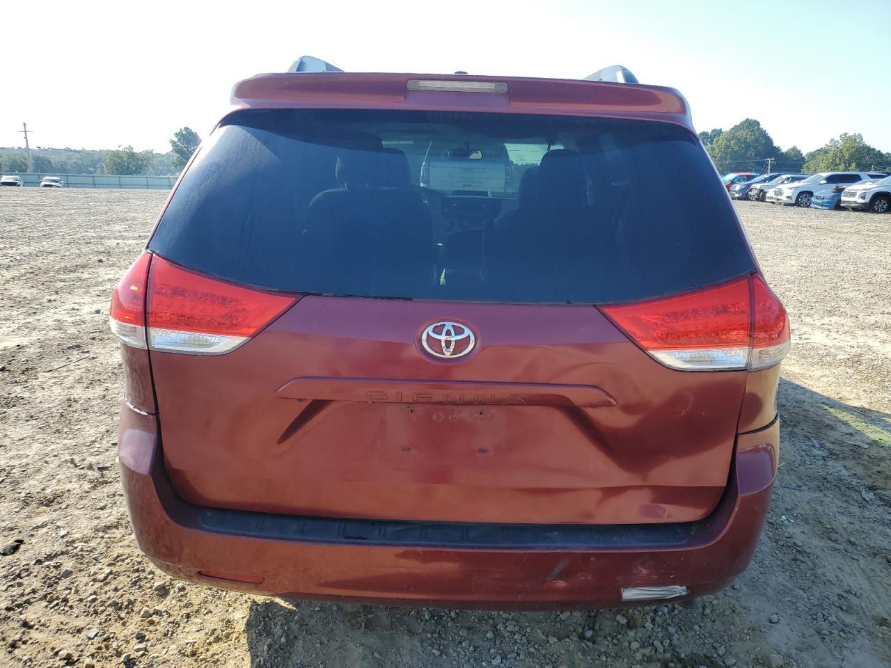 2014 Toyota Sienna Le - Image 6