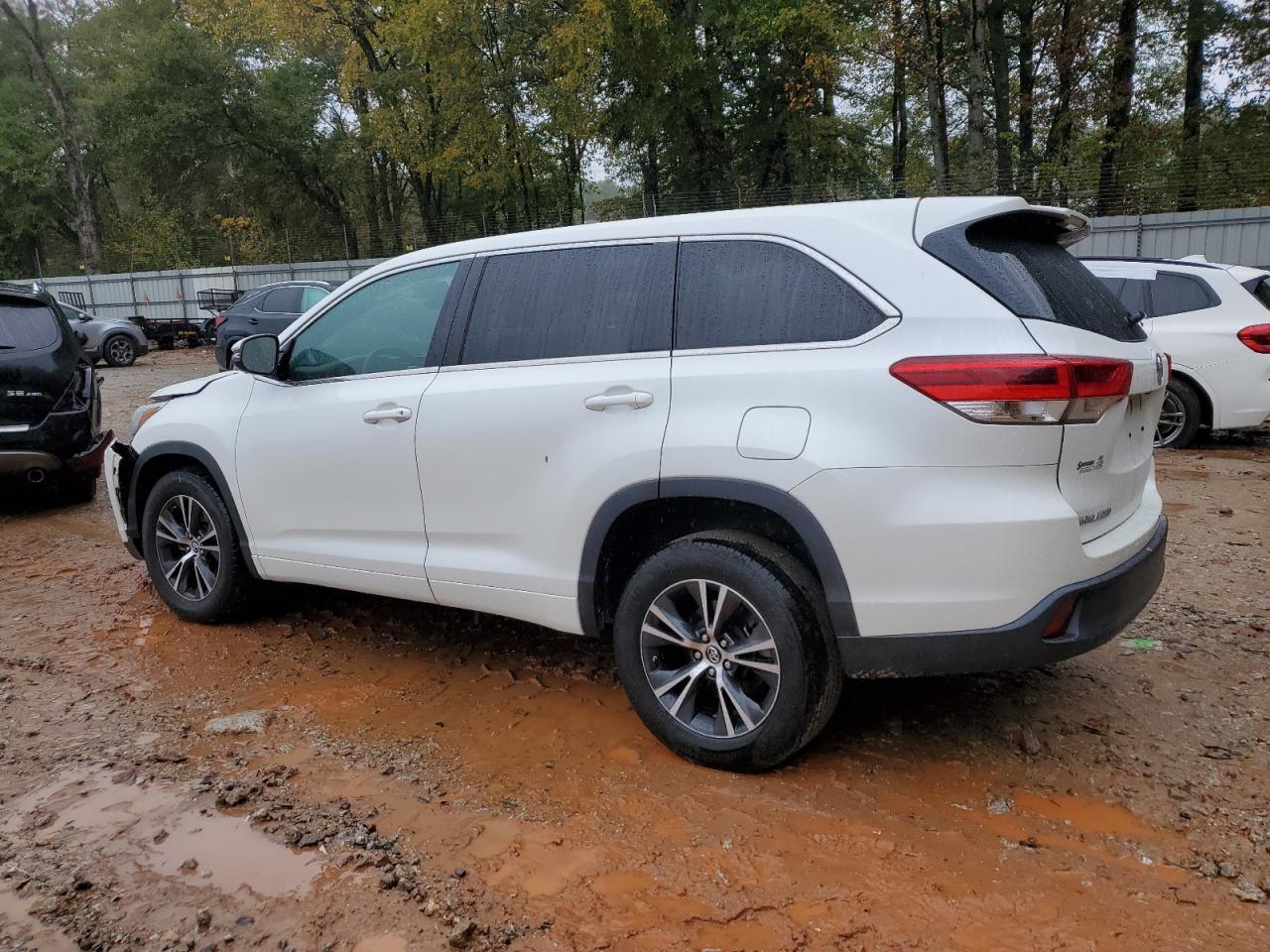 2017 Toyota Highlander Le - Фото 2