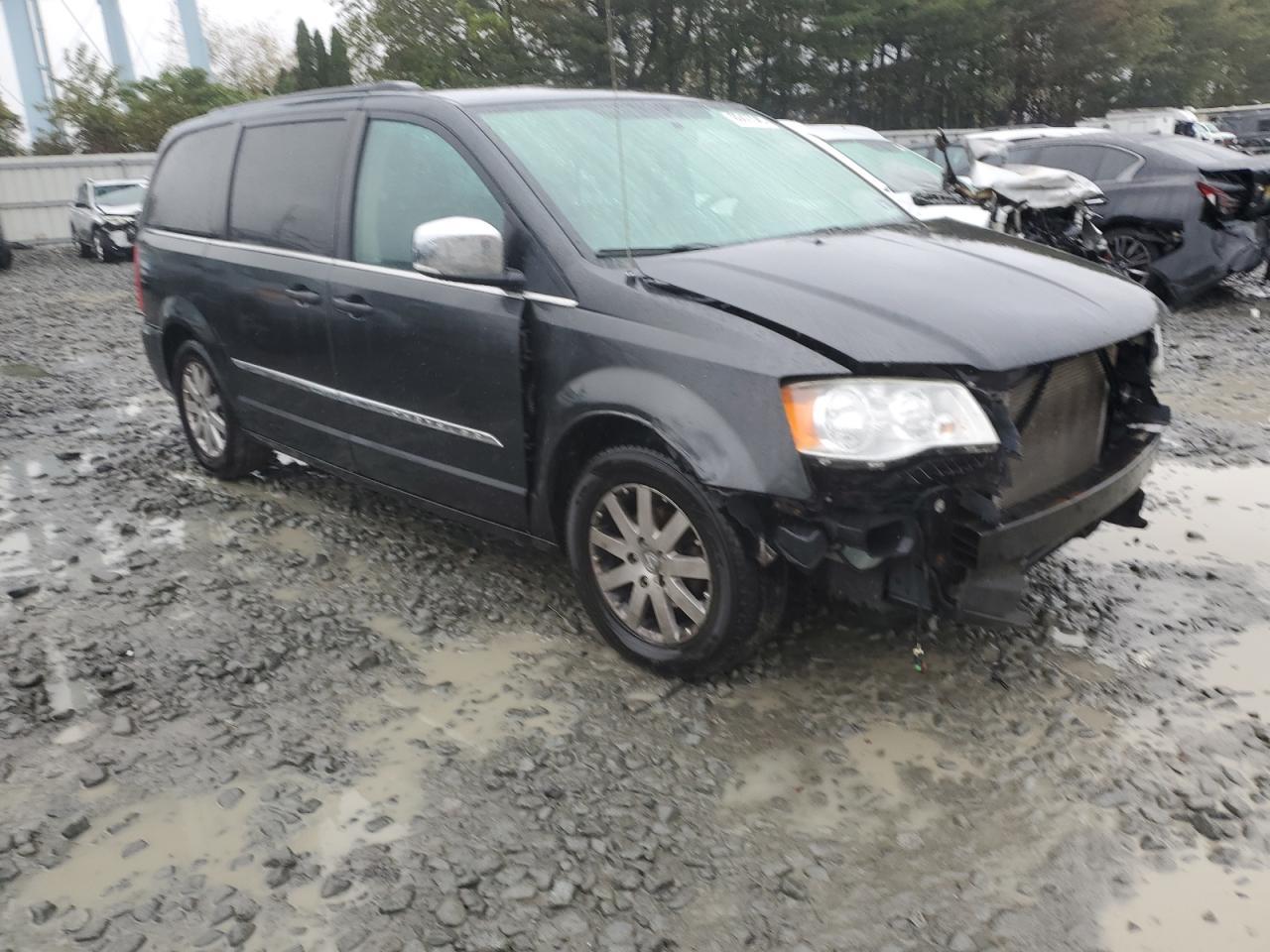 2011 Chrysler Town & Country Touring L - Фото 4