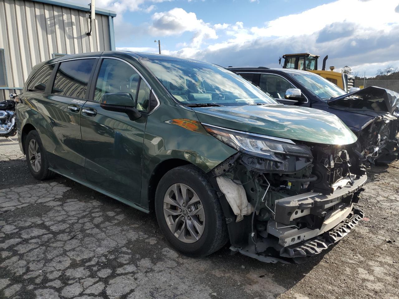 2022 Toyota Sienna Xle - Image 4