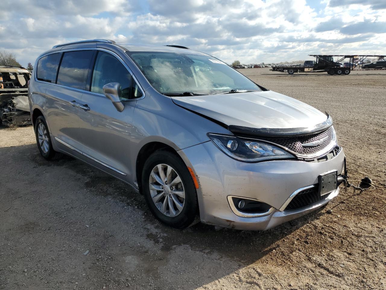 2018 Chrysler Pacifica Touring L - Image 4