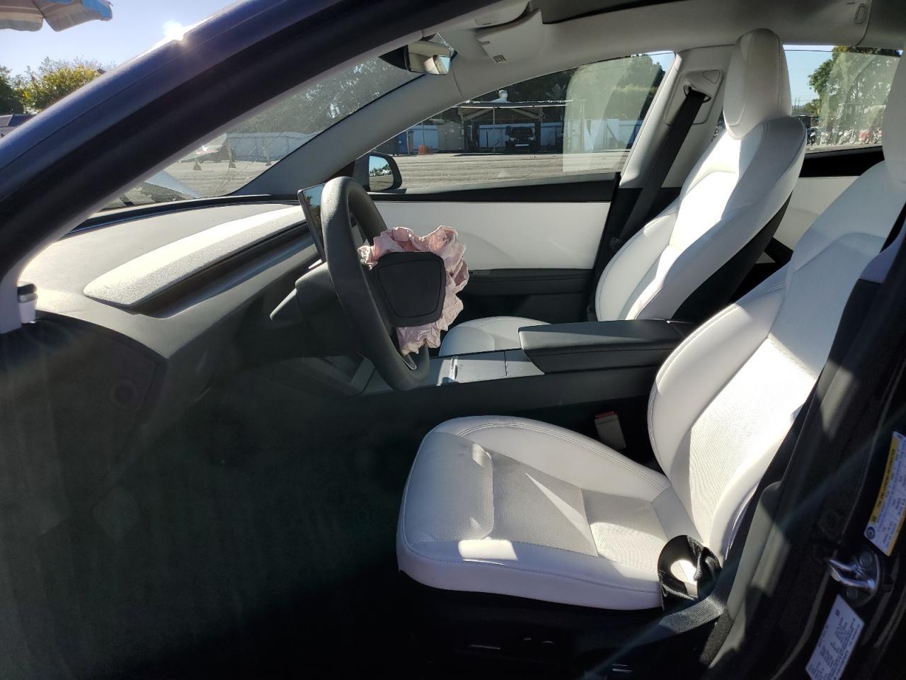 2025 Tesla Model 3 - Фото 7