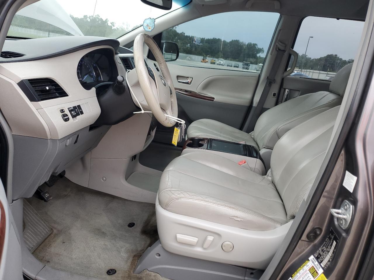 2014 Toyota Sienna Xle - Image 7