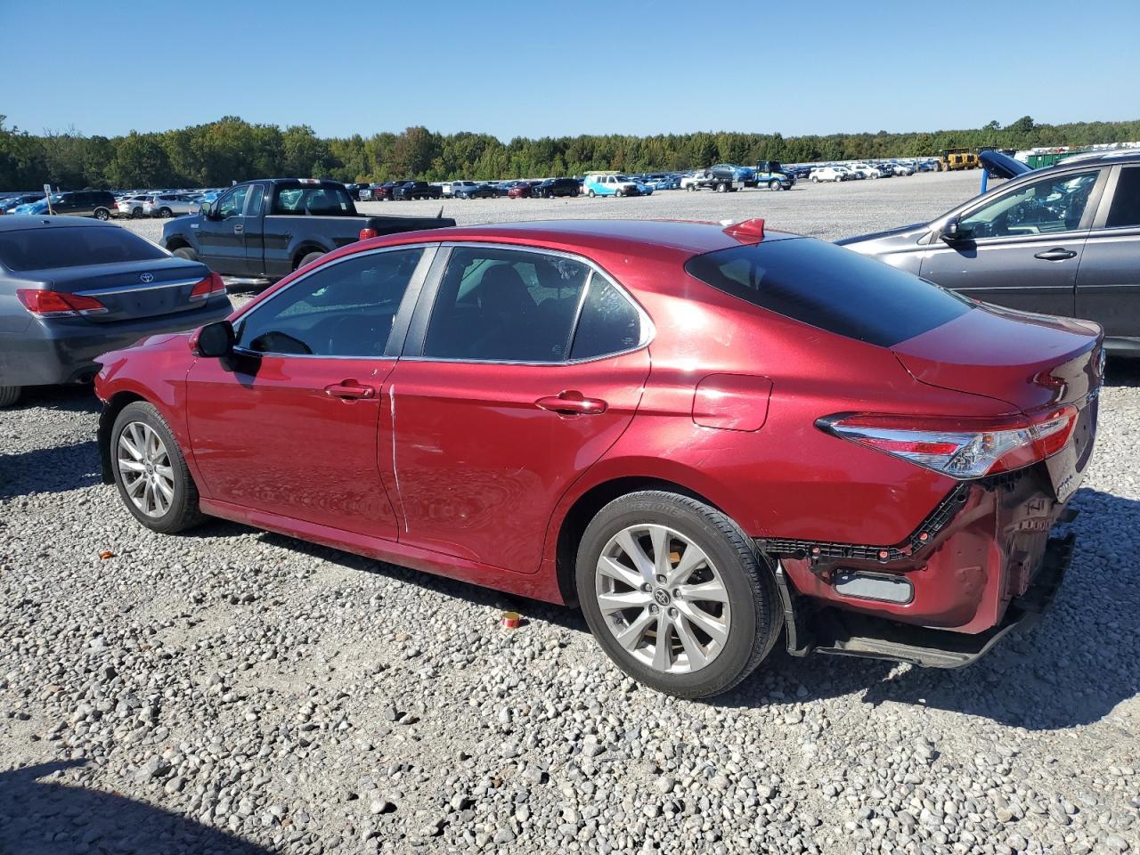 2020 Toyota Camry Le - Фото 2
