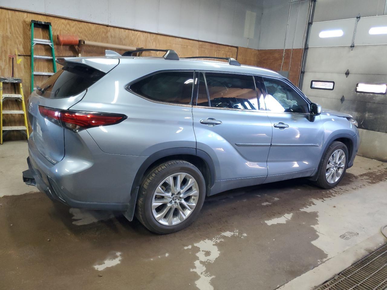 2022 Toyota Highlander Limited - Фото 3