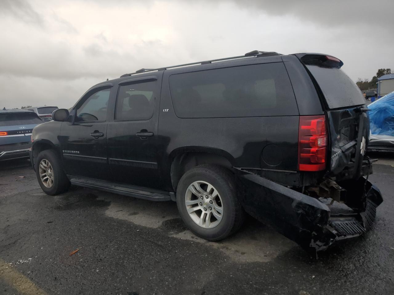 2007 Chevrolet Suburban K1500 - Image 2