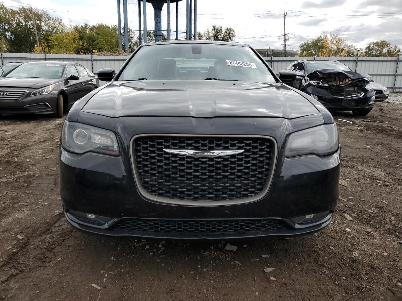 2019 Chrysler 300 S - Image 5