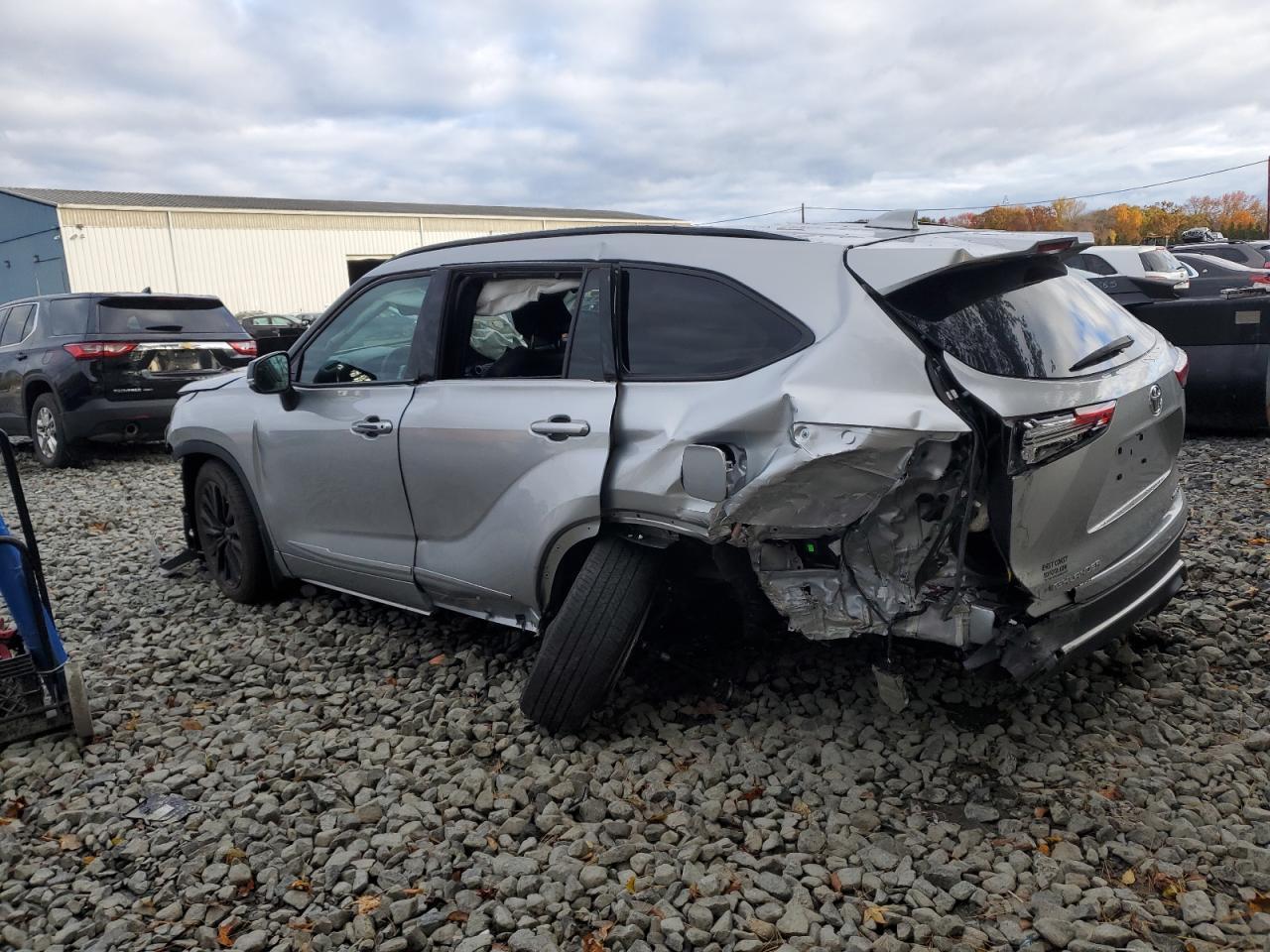 2023 Toyota Highlander L - Image 2