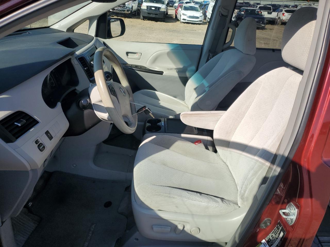 2014 Toyota Sienna Le - Image 7