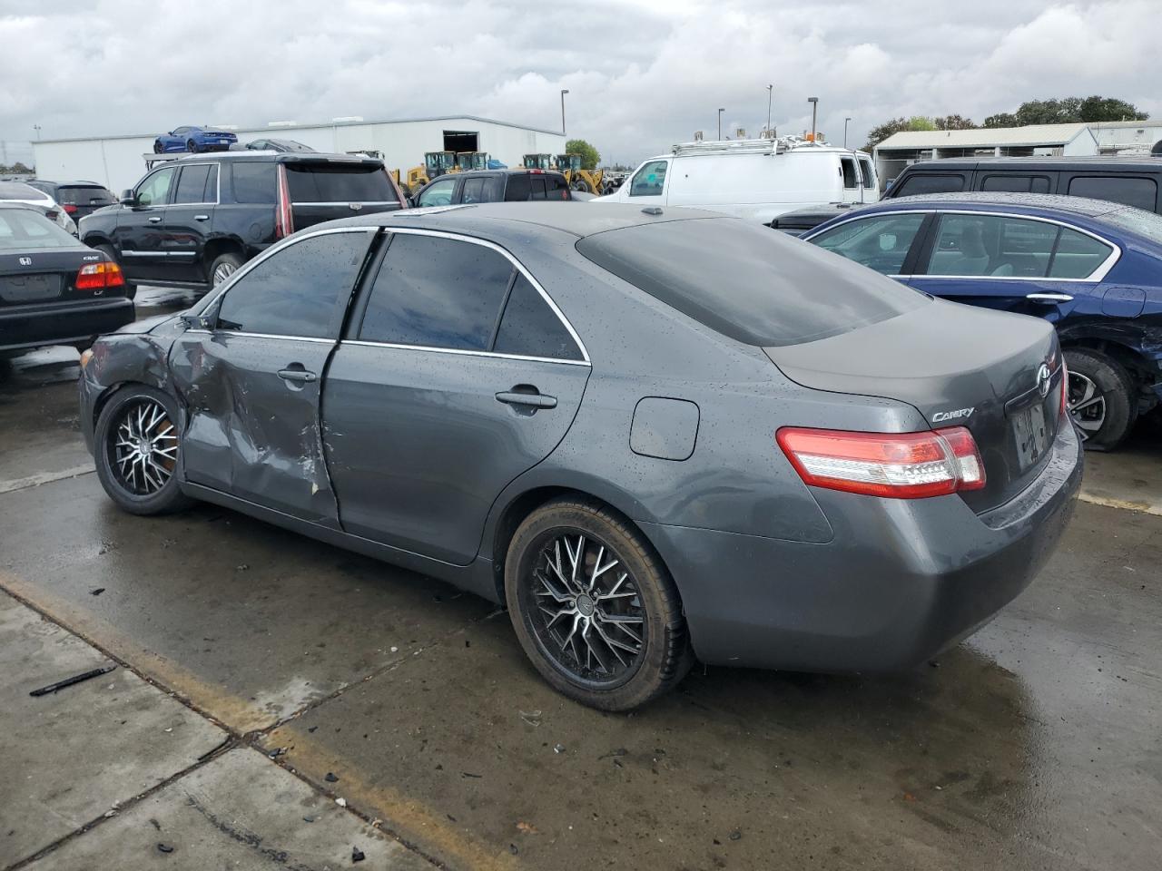 2011 Toyota Camry Base - Фото 2