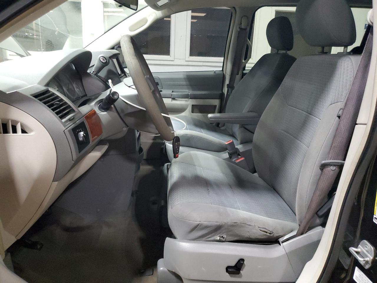 2009 Chrysler Town & Country Lx - Фото 7