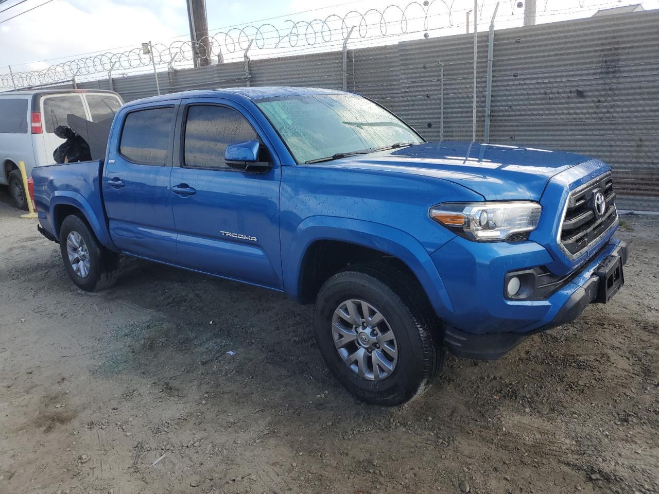 2017 Toyota Tacoma Double Cab - Image 4