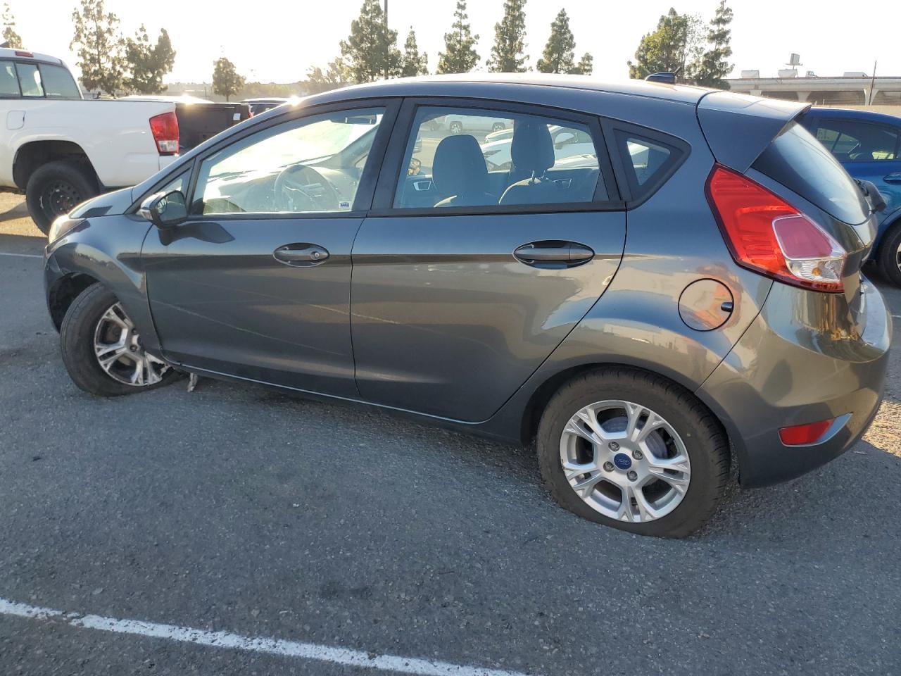 2015 Ford Fiesta Se - Image 2