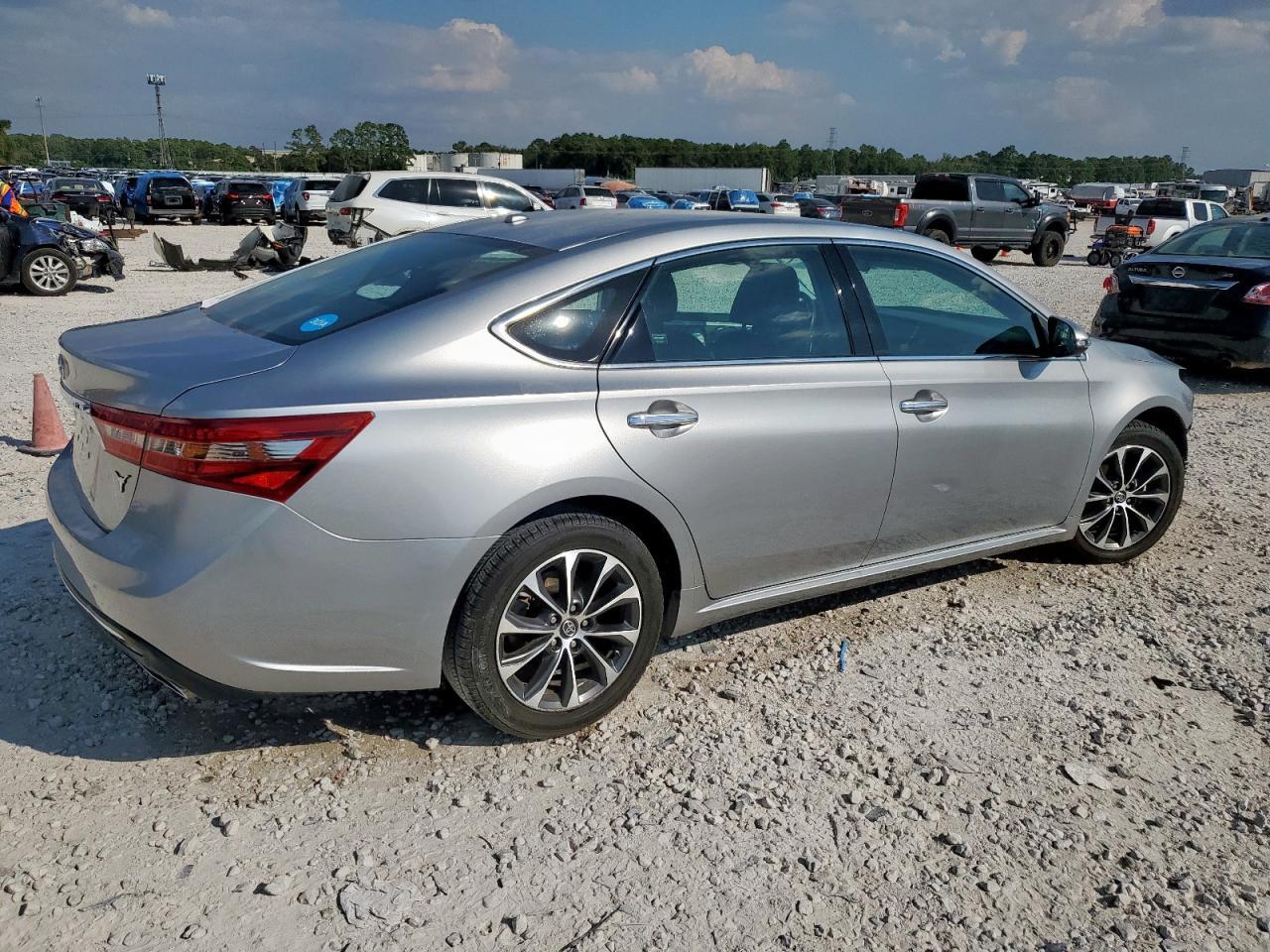 2016 Toyota Avalon Xle - Image 3