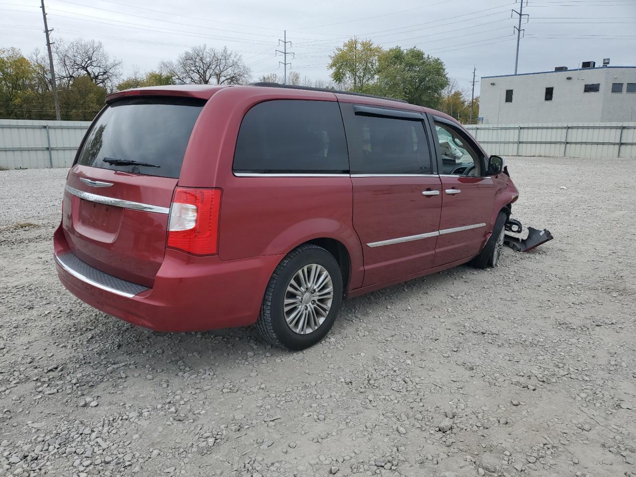 2013 Chrysler Town & Country Touring L - Фото 3