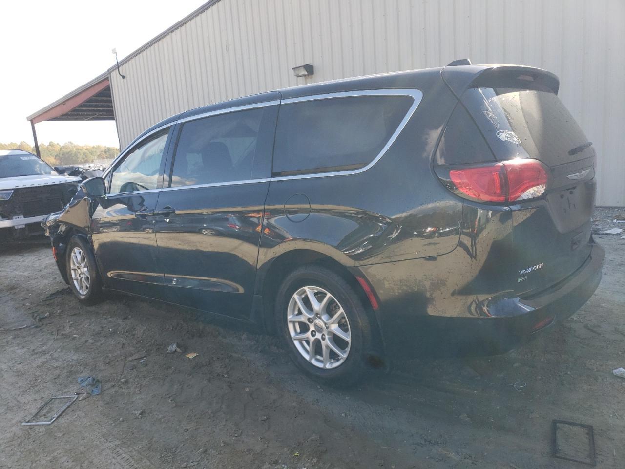 2022 Chrysler Voyager Lx - Image 2