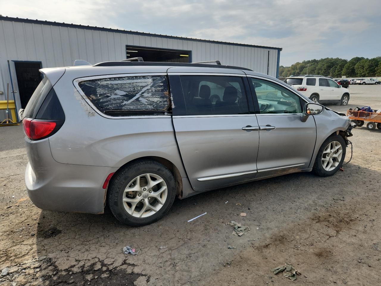 2017 Chrysler Pacifica Touring L - Image 3