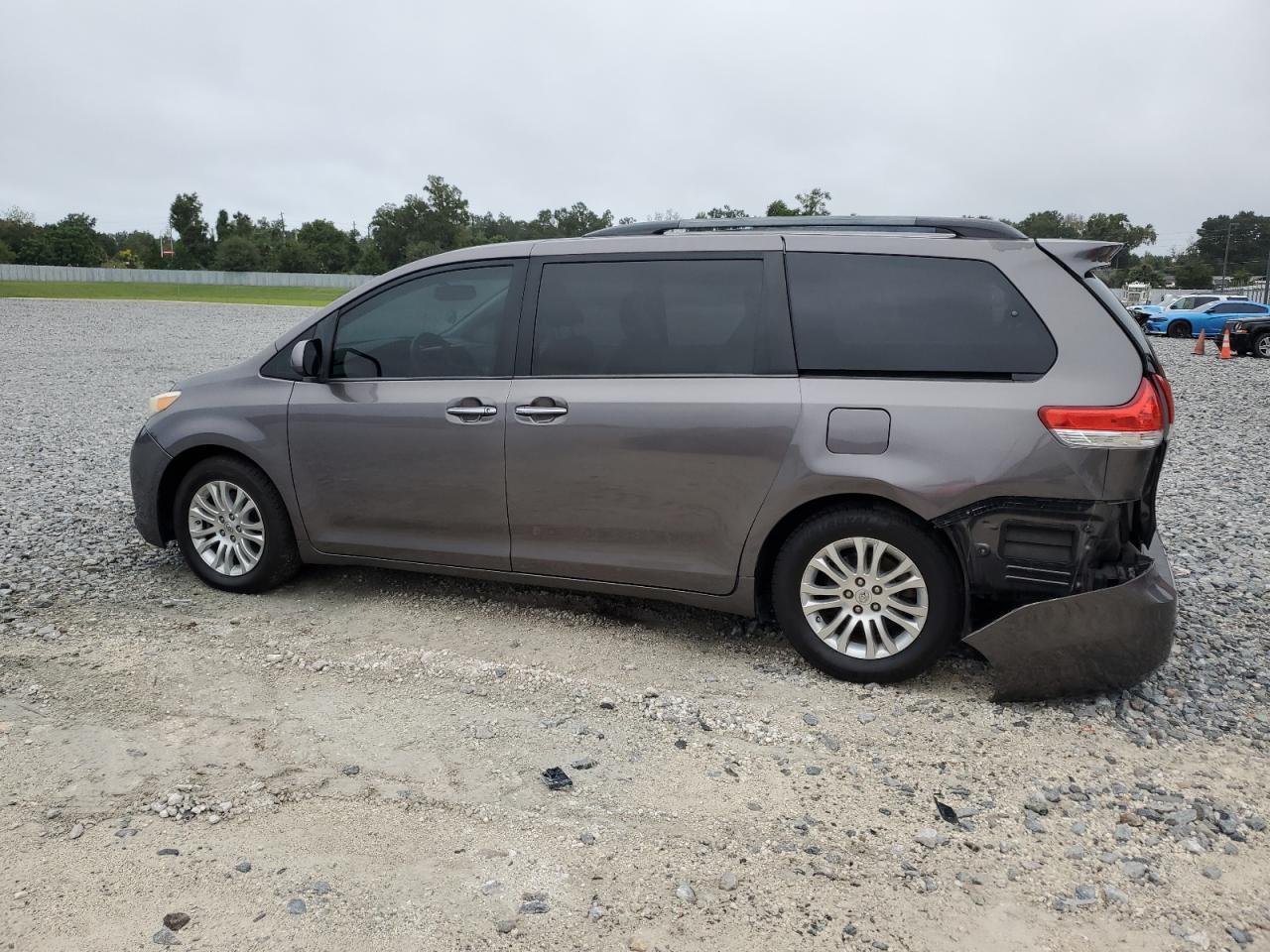 2014 Toyota Sienna Xle - Image 2