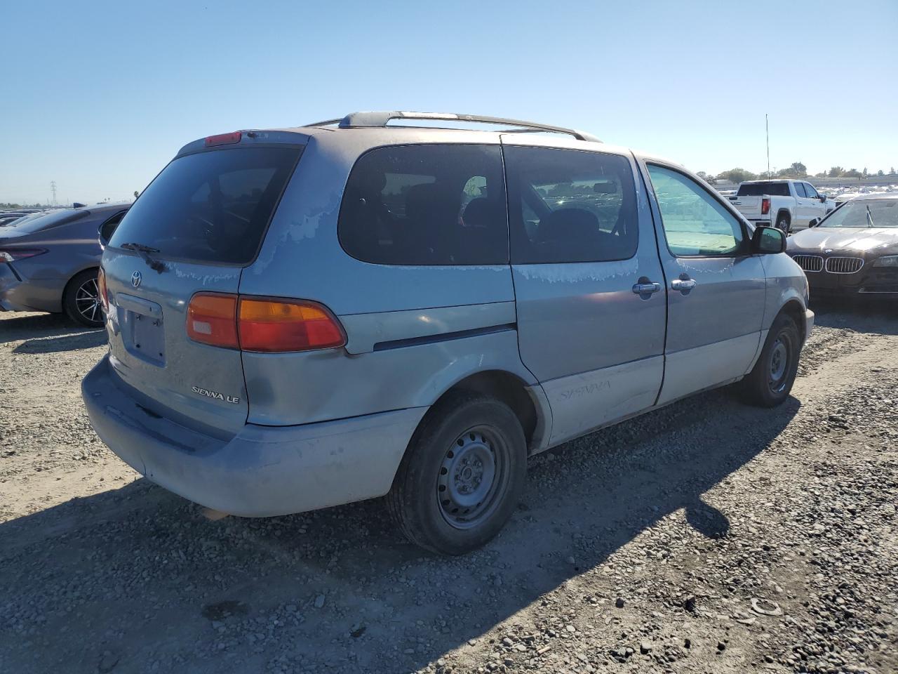 2000 Toyota Sienna Le - Image 3
