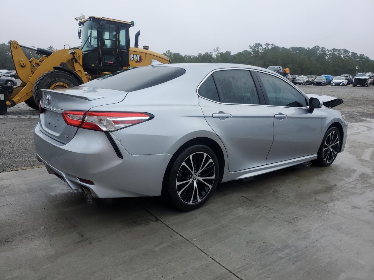 2020 Toyota Camry Se - Фото 3