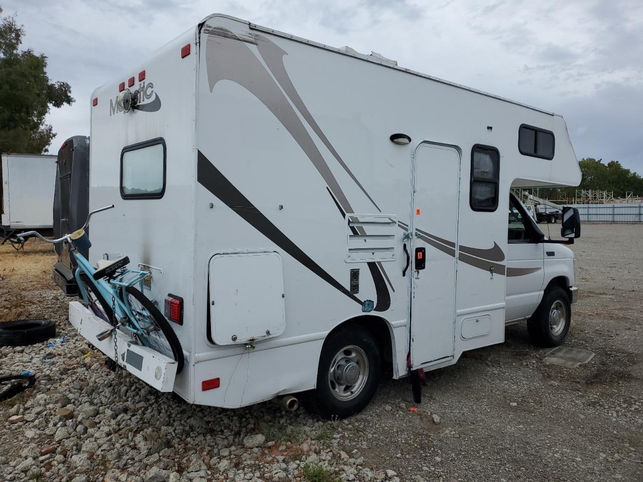 2017 Ford Econoline E350 Super Duty Cutaway Van - Image 4