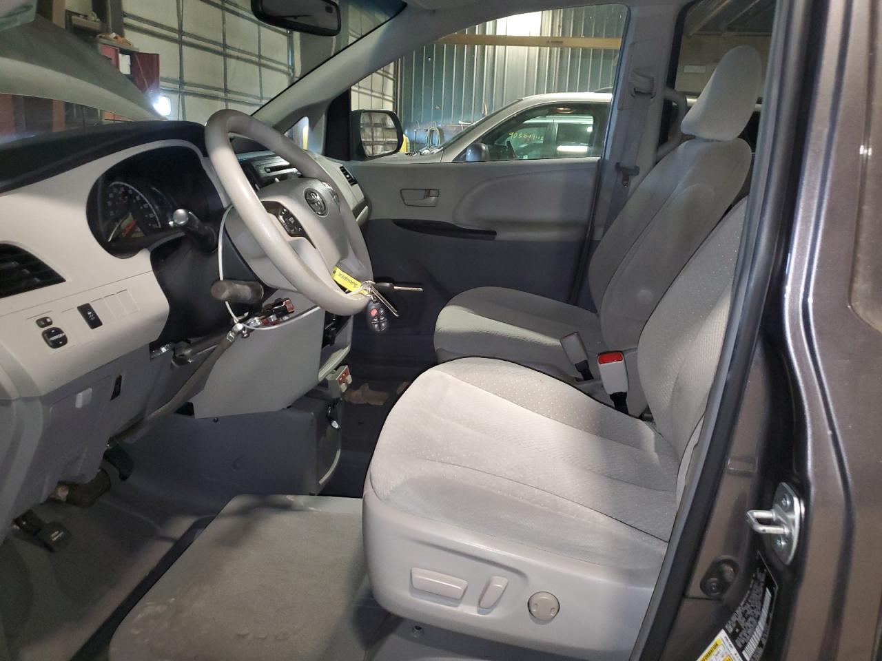 2013 Toyota Sienna Le - Фото 7