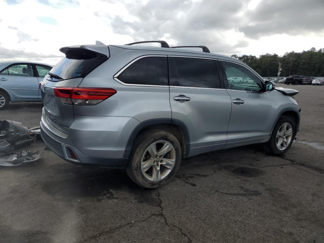 2017 Toyota Highlander Limited - Image 3