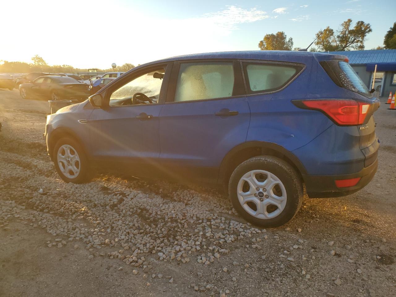 2019 Ford Escape S - Фото 2